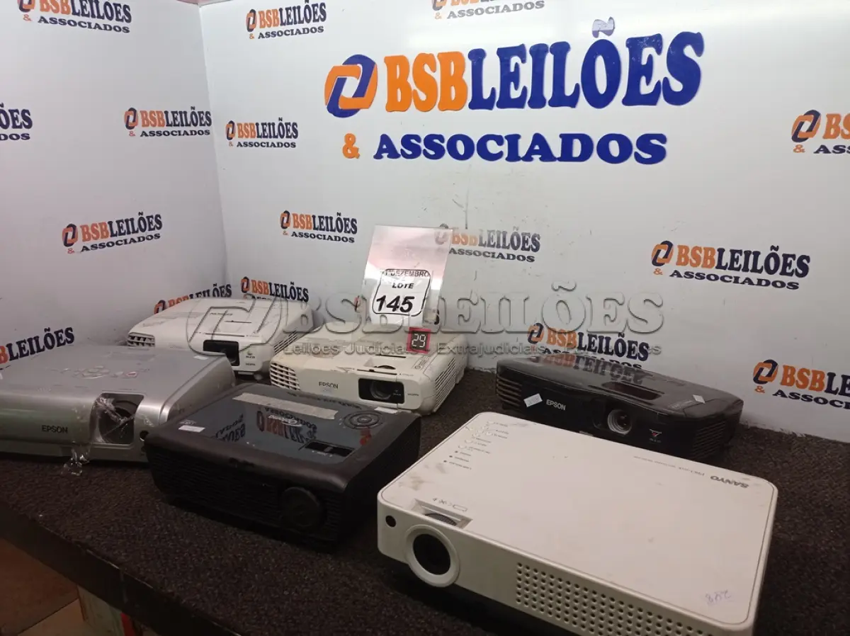 LOTE 145 - 06 PROJETORES MARCAS E MODELOS DIVERSOS P/RETIRADA DE PEÇAS. (NO ESTADO) ATENÇÃO! FAZER A VISITAÇÃO ANTES DE ARREMATAR, NÃO SABEMOS SE FUNCIONA. LEILÃO NÃO TEM GARANTIA E NEM DEVOLUÇÃO, SUJEITO A POSSÍVEIS AVARIAS VISÍVEIS/OCULTAS E/OU AUSÊNCIA DE COMPONENTES.