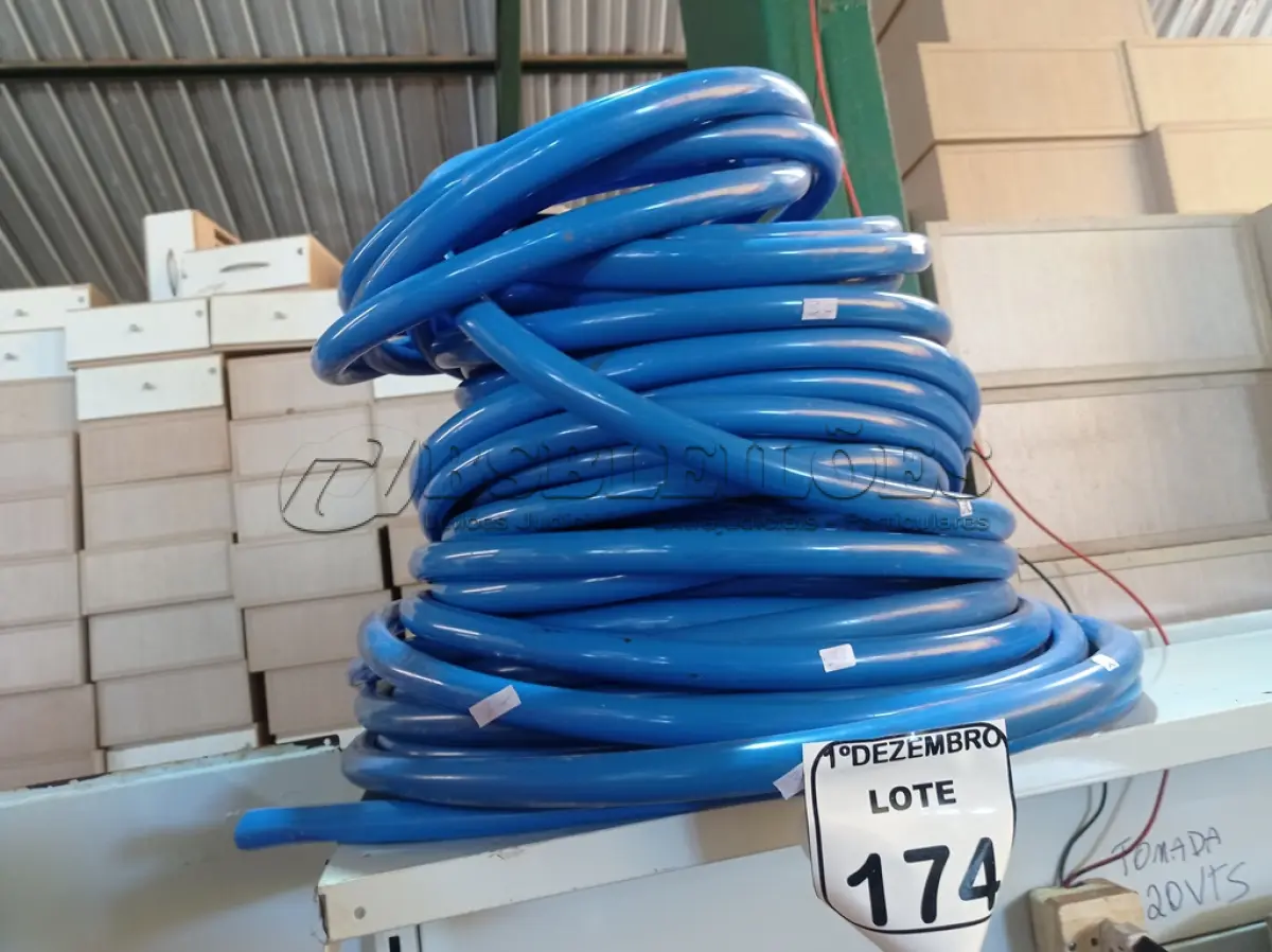 LOTE 174 - 01 ROLO DE MANGUEIRA NA COR AZUL. (NO ESTADO) ATENÇÃO! FAZER A VISITAÇÃO ANTES DE ARREMATAR, NÃO SABEMOS SE FUNCIONA. LEILÃO NÃO TEM GARANTIA E NEM DEVOLUÇÃO, SUJEITO A POSSÍVEIS AVARIAS VISÍVEIS/OCULTAS E/OU AUSÊNCIA DE COMPONENTES.