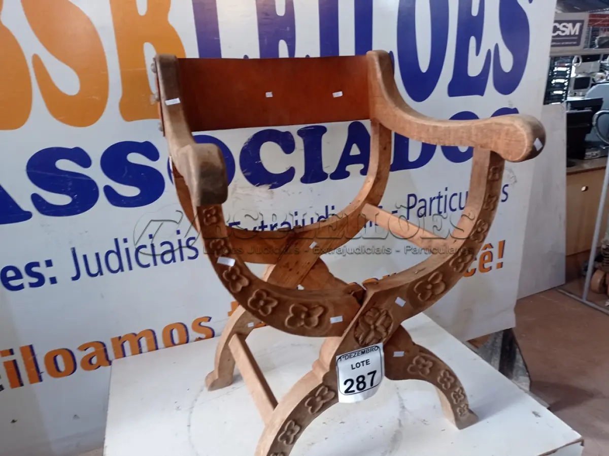 LOTE 287 - 01 CADEIRA EM MADEIRA ANTIGA. (NO ESTADO) ATENÇÃO! FAZER A VISITAÇÃO ANTES DE ARREMATAR, NÃO SABEMOS SE FUNCIONA. LEILÃO NÃO TEM GARANTIA E NEM DEVOLUÇÃO, SUJEITO A POSSÍVEIS AVARIAS VISÍVEIS/OCULTAS E/OU AUSÊNCIA DE COMPONENTES.