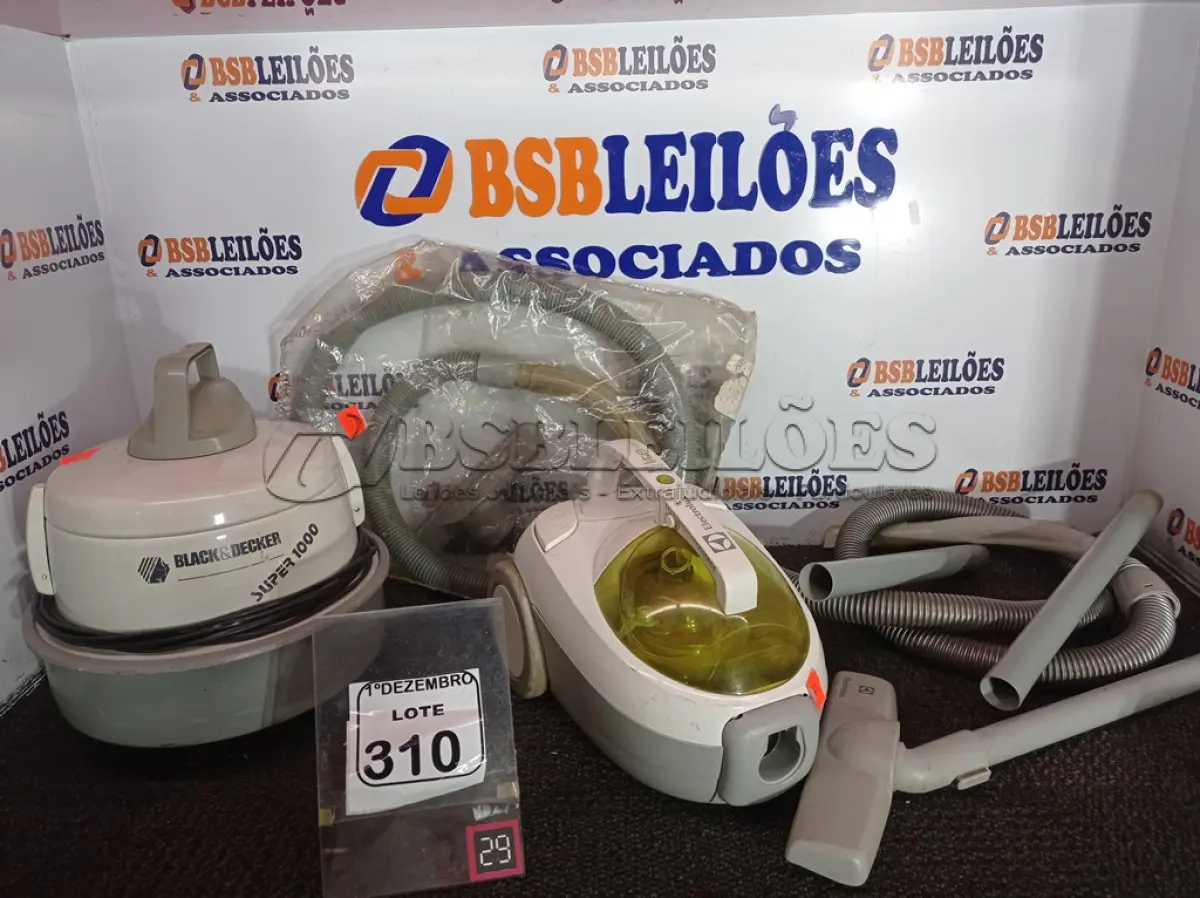 LOTE 310 - 02 ASPIRADORES DE PÓ MARCAS E MODELOS DIVERSOS. (NO ESTADO) ATENÇÃO! FAZER A VISITAÇÃO ANTES DE ARREMATAR, NÃO SABEMOS SE FUNCIONA. LEILÃO NÃO TEM GARANTIA E NEM DEVOLUÇÃO, SUJEITO A POSSÍVEIS AVARIAS VISÍVEIS/OCULTAS E/OU AUSÊNCIA DE COMPONENTES.