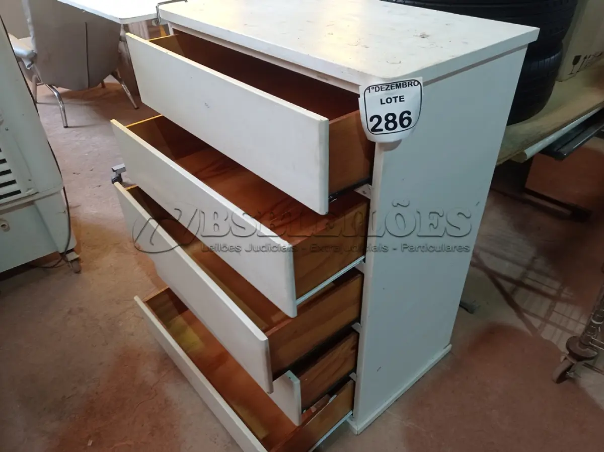 LOTE 286 - 01 CÔMODA NA COR BRANCA 05 GAVETAS. (NO ESTADO) ATENÇÃO! FAZER A VISITAÇÃO ANTES DE ARREMATAR, NÃO SABEMOS SE FUNCIONA. LEILÃO NÃO TEM GARANTIA E NEM DEVOLUÇÃO, SUJEITO A POSSÍVEIS AVARIAS VISÍVEIS/OCULTAS E/OU AUSÊNCIA DE COMPONENTES.