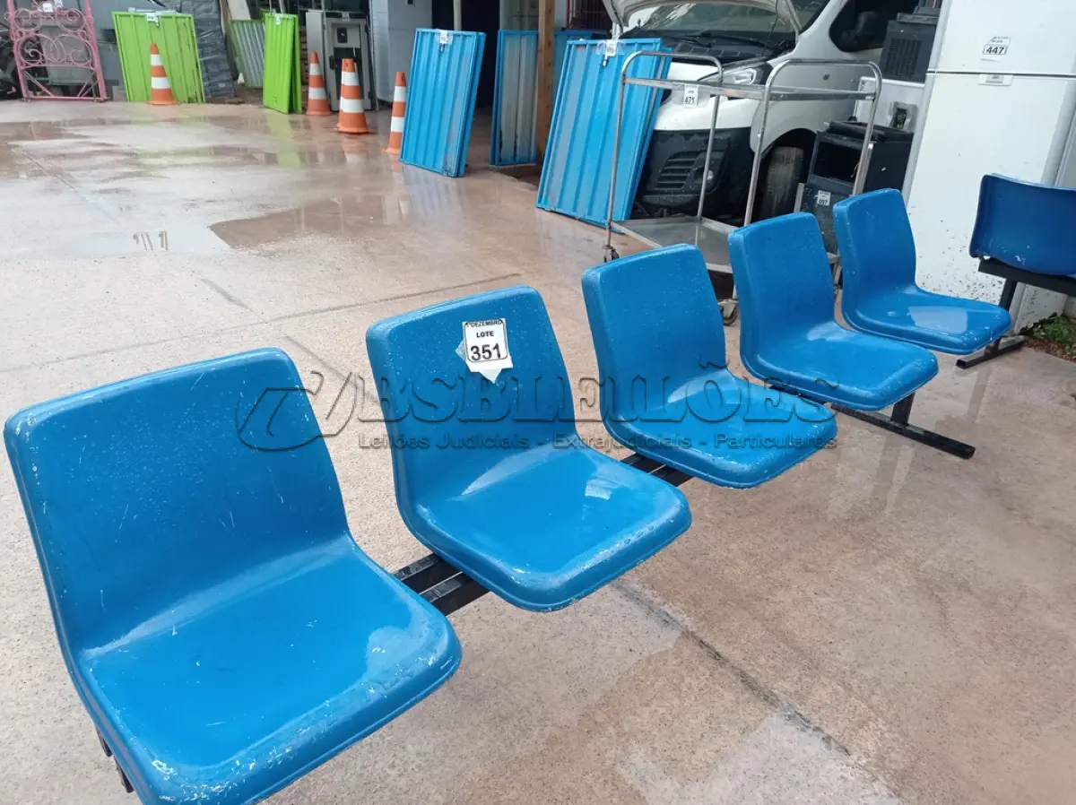 LOTE 351 - 01 LONGARINA DE 05 LUGARES ASSENTO DE PLÁSTICO E BASE DE FERRO. (NO ESTADO) ATENÇÃO! FAZER A VISITAÇÃO ANTES DE ARREMATAR, NÃO SABEMOS SE FUNCIONA. LEILÃO NÃO TEM GARANTIA E NEM DEVOLUÇÃO, SUJEITO A POSSÍVEIS AVARIAS VISÍVEIS/OCULTAS E/OU AUSÊNCIA DE COMPONENTES.