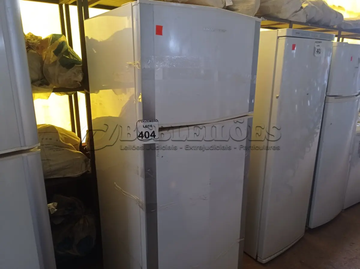 LOTE 404 - 01 GELADEIRA MARCA BRASTEMP FROST FREE 220V. (NO ESTADO) ATENÇÃO! FAZER A VISITAÇÃO ANTES DE ARREMATAR, NÃO SABEMOS SE FUNCIONA. LEILÃO NÃO TEM GARANTIA E NEM DEVOLUÇÃO, SUJEITO A POSSÍVEIS AVARIAS VISÍVEIS/OCULTAS E/OU AUSÊNCIA DE COMPONENTES.