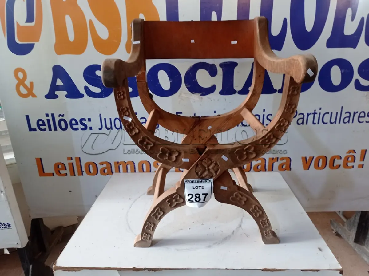 LOTE 287 - 01 CADEIRA EM MADEIRA ANTIGA. (NO ESTADO) ATENÇÃO! FAZER A VISITAÇÃO ANTES DE ARREMATAR, NÃO SABEMOS SE FUNCIONA. LEILÃO NÃO TEM GARANTIA E NEM DEVOLUÇÃO, SUJEITO A POSSÍVEIS AVARIAS VISÍVEIS/OCULTAS E/OU AUSÊNCIA DE COMPONENTES.