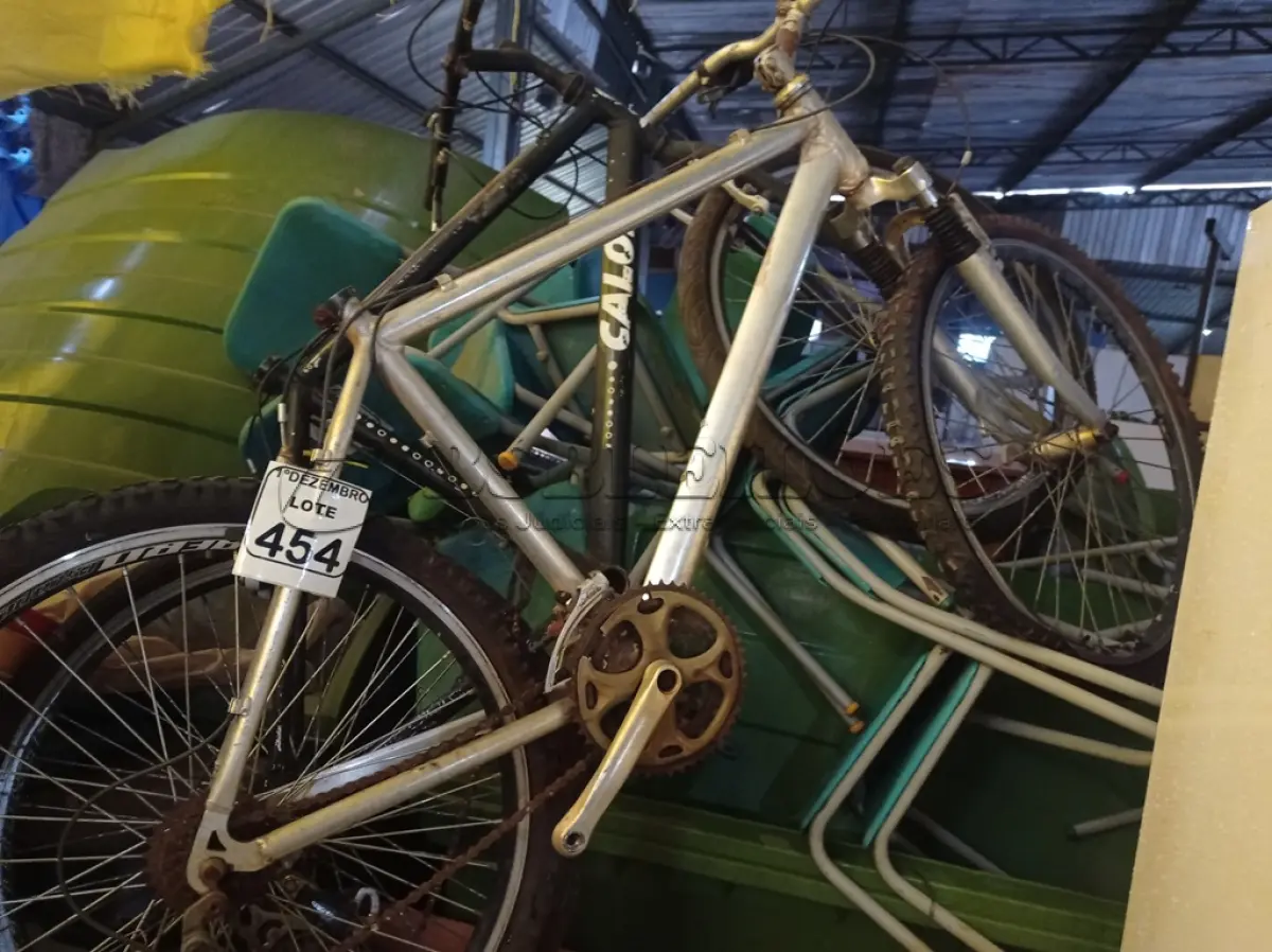 LOTE 454 - 02 BICICLETAS SENDO UMA MARCA CALOI. (NO ESTADO) ATENÇÃO! FAZER A VISITAÇÃO ANTES DE ARREMATAR, NÃO SABEMOS SE FUNCIONA. LEILÃO NÃO TEM GARANTIA E NEM DEVOLUÇÃO, SUJEITO A POSSÍVEIS AVARIAS VISÍVEIS/OCULTAS E/OU AUSÊNCIA DE COMPONENTES.