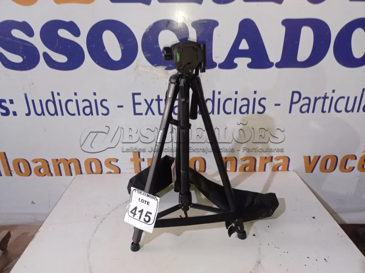 LOTE 415 - 01 TRIPÉ P/CÂMERA MARCA TOMATE(NOVO). (NO ESTADO) ATENÇÃO! FAZER A VISITAÇÃO ANTES DE ARREMATAR, NÃO SABEMOS SE FUNCIONA. LEILÃO NÃO TEM GARANTIA E NEM DEVOLUÇÃO, SUJEITO A POSSÍVEIS AVARIAS VISÍVEIS/OCULTAS E/OU AUSÊNCIA DE COMPONENTES.