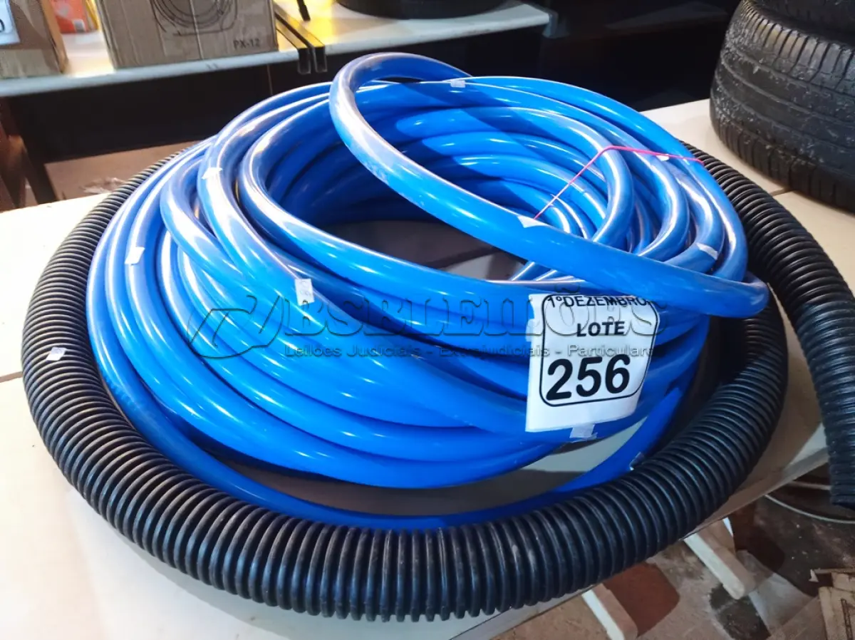 LOTE 256 - 01 ROLO DE MANGUEIRA AZUL. (NO ESTADO) ATENÇÃO! FAZER A VISITAÇÃO ANTES DE ARREMATAR, NÃO SABEMOS SE FUNCIONA. LEILÃO NÃO TEM GARANTIA E NEM DEVOLUÇÃO, SUJEITO A POSSÍVEIS AVARIAS VISÍVEIS/OCULTAS E/OU AUSÊNCIA DE COMPONENTES.