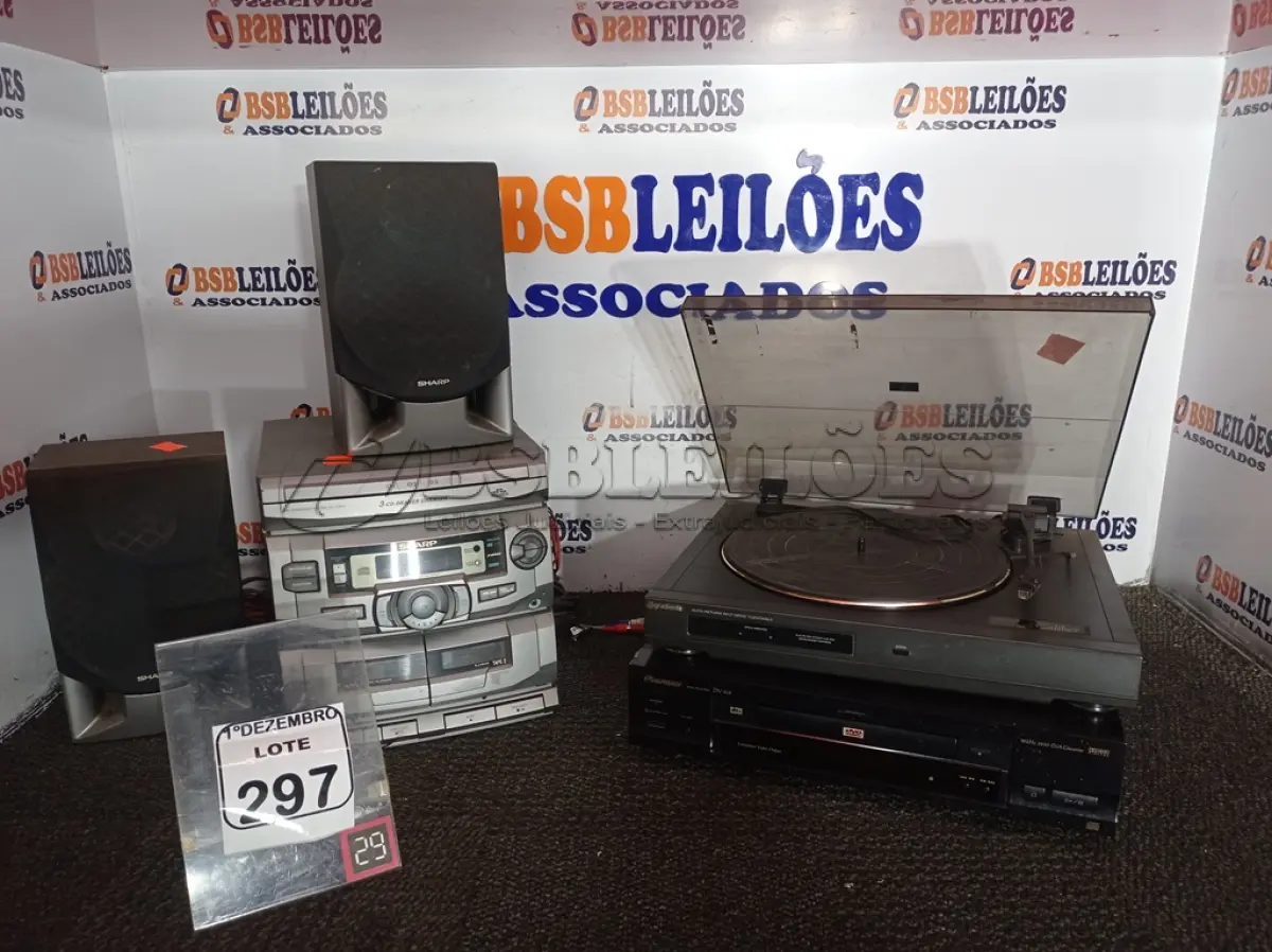LOTE 297 - 01 APARELHO DE SOM MARCA SHARK, 01 TOCA CD’S MARCA PIONEER C/CONTROLE E 01 TOCA DISCOS MARCA GRADIENTE. (NO ESTADO) ATENÇÃO! FAZER A VISITAÇÃO ANTES DE ARREMATAR, NÃO SABEMOS SE FUNCIONA. LEILÃO NÃO TEM GARANTIA E NEM DEVOLUÇÃO, SUJEITO A POSSÍVEIS AVARIAS VISÍVEIS/OCULTAS E/OU AUSÊNCIA DE COMPONENTES.