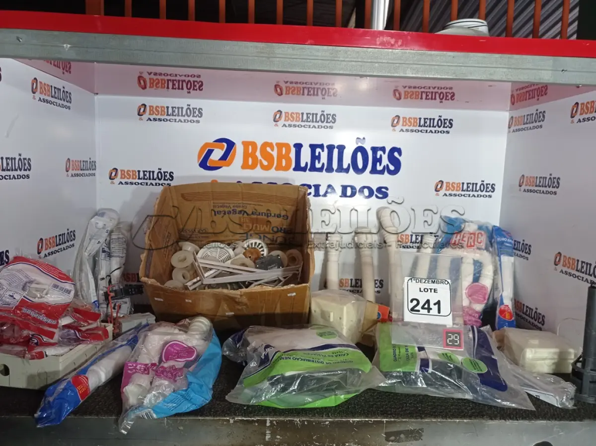 LOTE 241 - 01 LOTE C/VÁRIOS SIFÕES, LÂMPADAS E MATERIAIS DIVERSOS. (NO ESTADO) ATENÇÃO! FAZER A VISITAÇÃO ANTES DE ARREMATAR, NÃO SABEMOS SE FUNCIONA. LEILÃO NÃO TEM GARANTIA E NEM DEVOLUÇÃO, SUJEITO A POSSÍVEIS AVARIAS VISÍVEIS/OCULTAS E/OU AUSÊNCIA DE COMPONENTES.