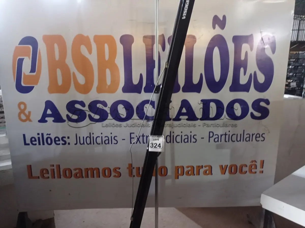 LOTE 324 - 01 TELA DE PROJEÇÃO MARCA VISOGRAF. (NO ESTADO) ATENÇÃO! FAZER A VISITAÇÃO ANTES DE ARREMATAR, NÃO SABEMOS SE FUNCIONA. LEILÃO NÃO TEM GARANTIA E NEM DEVOLUÇÃO, SUJEITO A POSSÍVEIS AVARIAS VISÍVEIS/OCULTAS E/OU AUSÊNCIA DE COMPONENTES.