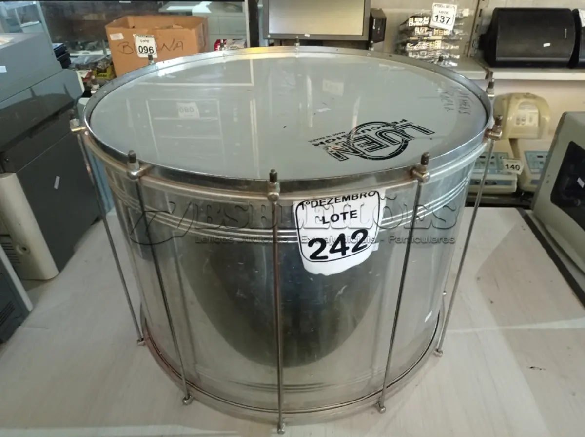 LOTE 242 - 01 INSTRUMENTO SURDO MARCA LUEN. (NO ESTADO) ATENÇÃO! FAZER A VISITAÇÃO ANTES DE ARREMATAR, NÃO SABEMOS SE FUNCIONA. LEILÃO NÃO TEM GARANTIA E NEM DEVOLUÇÃO, SUJEITO A POSSÍVEIS AVARIAS VISÍVEIS/OCULTAS E/OU AUSÊNCIA DE COMPONENTES.