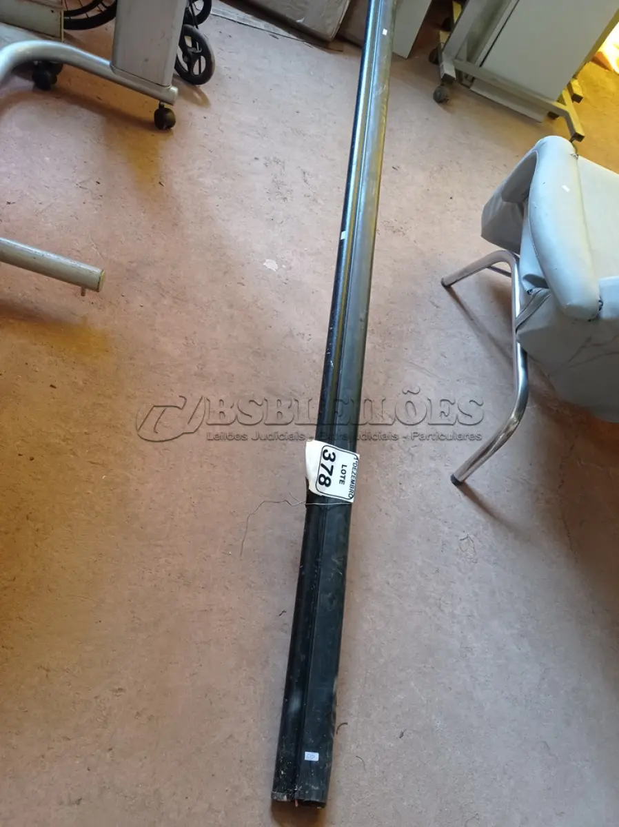 LOTE 378 - 01 TELA DE PROJEÇÃO. (NO ESTADO) ATENÇÃO! FAZER A VISITAÇÃO ANTES DE ARREMATAR, NÃO SABEMOS SE FUNCIONA. LEILÃO NÃO TEM GARANTIA E NEM DEVOLUÇÃO, SUJEITO A POSSÍVEIS AVARIAS VISÍVEIS/OCULTAS E/OU AUSÊNCIA DE COMPONENTES.