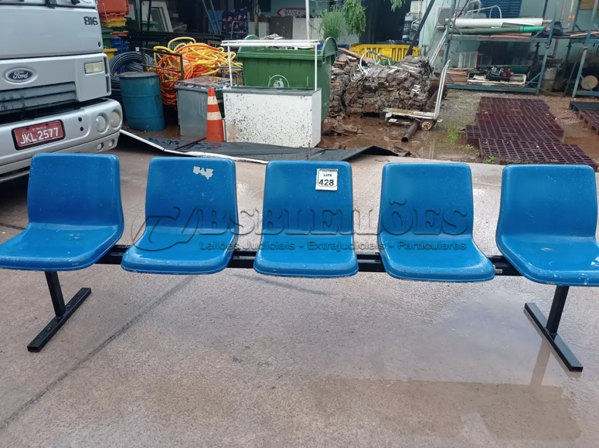 LOTE 428 - 01 LONGARINA DE 05 LUGARES ASSENTO DE PLÁSTICO E BASE DE FERRO. (NO ESTADO) ATENÇÃO! FAZER A VISITAÇÃO ANTES DE ARREMATAR, NÃO SABEMOS SE FUNCIONA. LEILÃO NÃO TEM GARANTIA E NEM DEVOLUÇÃO, SUJEITO A POSSÍVEIS AVARIAS VISÍVEIS/OCULTAS E/OU AUSÊNCIA DE COMPONENTES.
