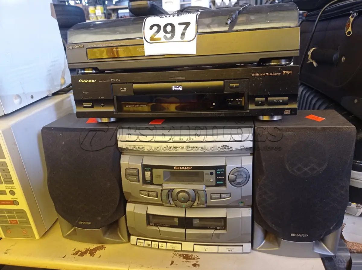 LOTE 297 - 01 APARELHO DE SOM MARCA SHARK, 01 TOCA CD’S MARCA PIONEER C/CONTROLE E 01 TOCA DISCOS MARCA GRADIENTE. (NO ESTADO) ATENÇÃO! FAZER A VISITAÇÃO ANTES DE ARREMATAR, NÃO SABEMOS SE FUNCIONA. LEILÃO NÃO TEM GARANTIA E NEM DEVOLUÇÃO, SUJEITO A POSSÍVEIS AVARIAS VISÍVEIS/OCULTAS E/OU AUSÊNCIA DE COMPONENTES.