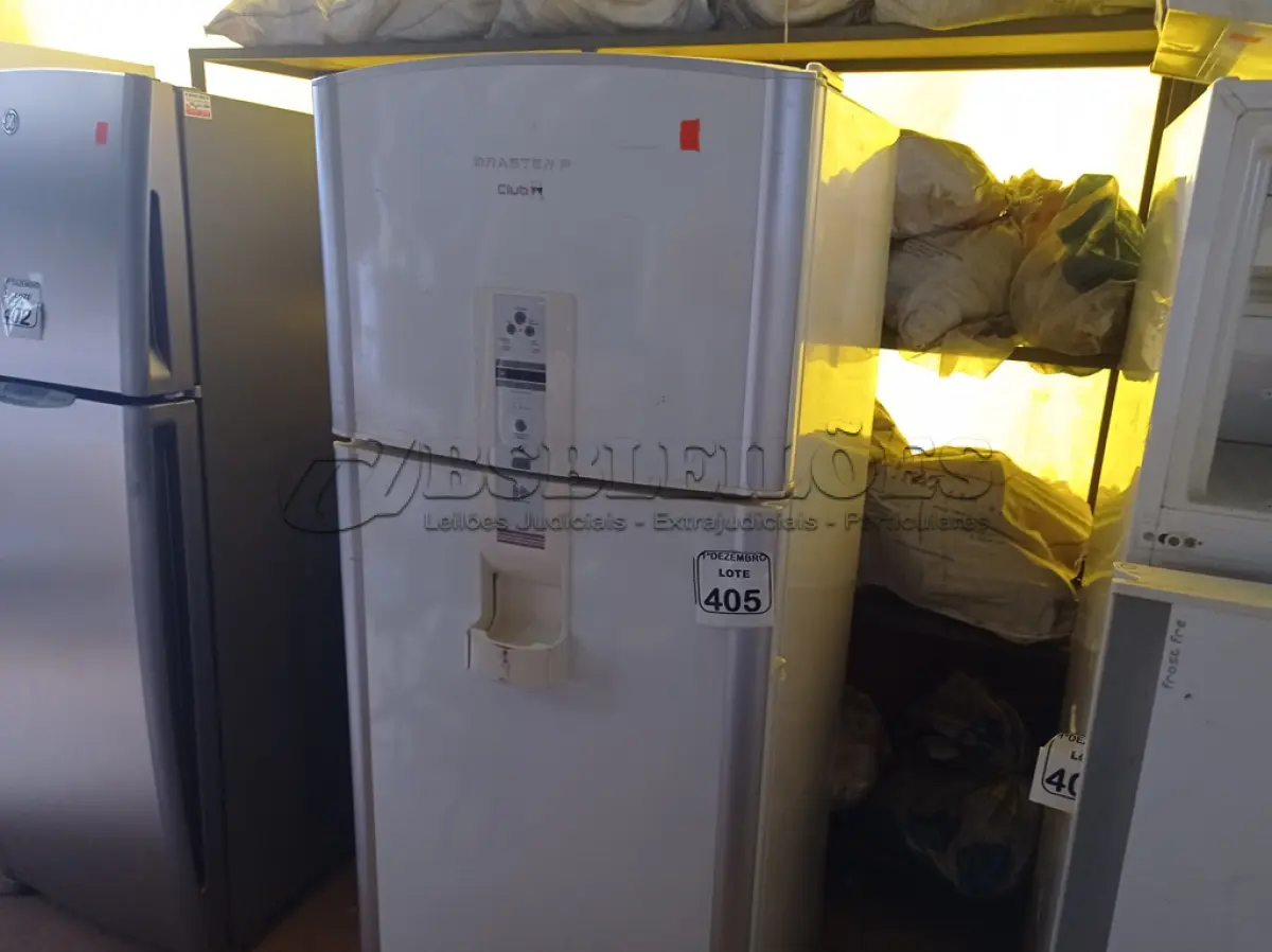 LOTE 405 - 01 GELADEIRA MARCA BRASTEMP 220V. (NO ESTADO) ATENÇÃO! FAZER A VISITAÇÃO ANTES DE ARREMATAR, NÃO SABEMOS SE FUNCIONA. LEILÃO NÃO TEM GARANTIA E NEM DEVOLUÇÃO, SUJEITO A POSSÍVEIS AVARIAS VISÍVEIS/OCULTAS E/OU AUSÊNCIA DE COMPONENTES.