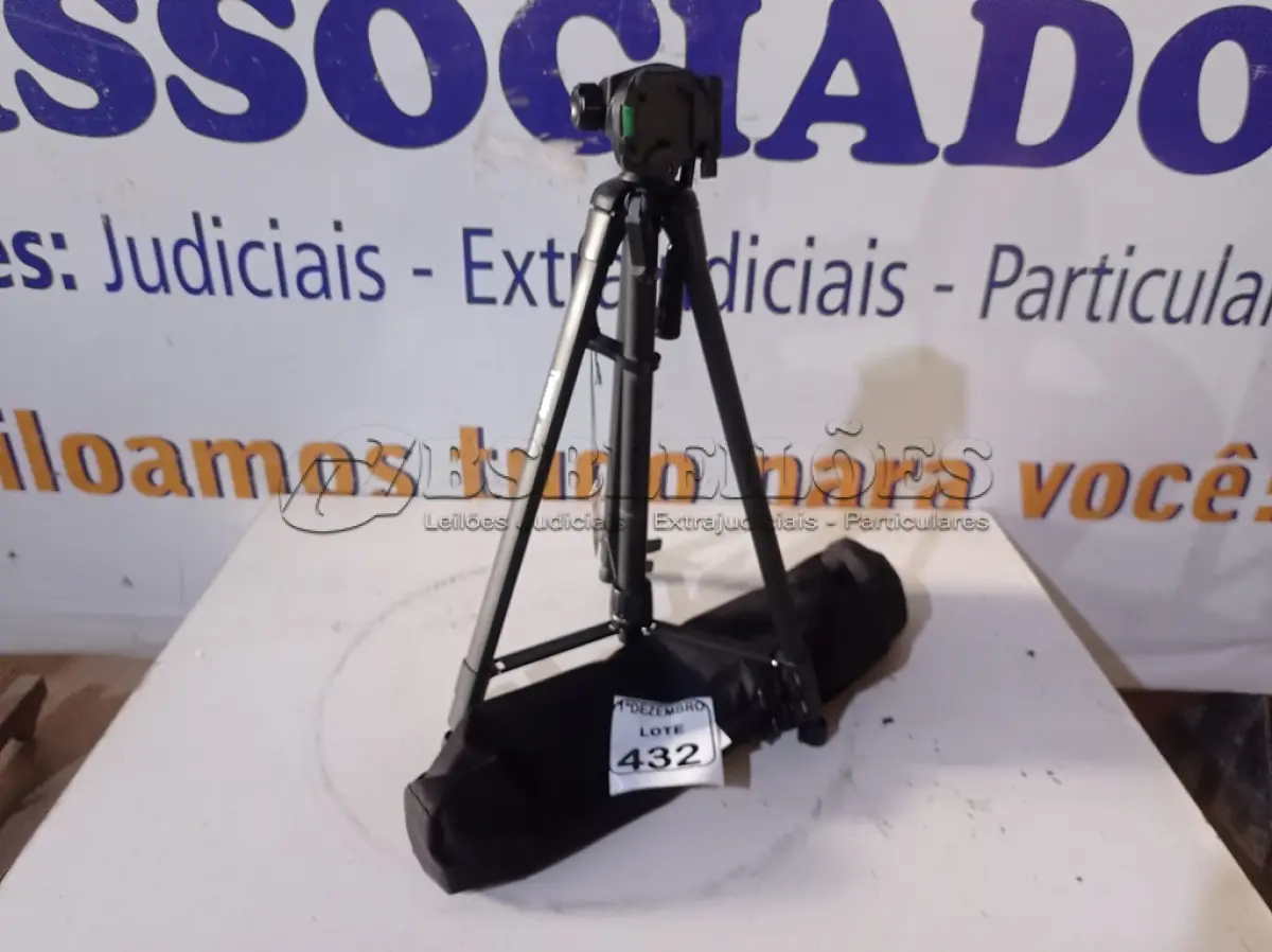 LOTE 432 - 01 TRIPÉ P/CÂMERA MARCA TOMATE(NOVO). (NO ESTADO) ATENÇÃO! FAZER A VISITAÇÃO ANTES DE ARREMATAR, NÃO SABEMOS SE FUNCIONA. LEILÃO NÃO TEM GARANTIA E NEM DEVOLUÇÃO, SUJEITO A POSSÍVEIS AVARIAS VISÍVEIS/OCULTAS E/OU AUSÊNCIA DE COMPONENTES.