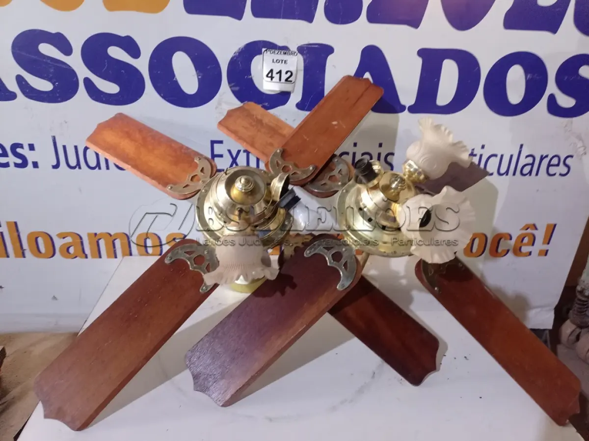 LOTE 412 - 02 VENTILADORES DE TETO. (NO ESTADO) ATENÇÃO! FAZER A VISITAÇÃO ANTES DE ARREMATAR, NÃO SABEMOS SE FUNCIONA. LEILÃO NÃO TEM GARANTIA E NEM DEVOLUÇÃO, SUJEITO A POSSÍVEIS AVARIAS VISÍVEIS/OCULTAS E/OU AUSÊNCIA DE COMPONENTES.