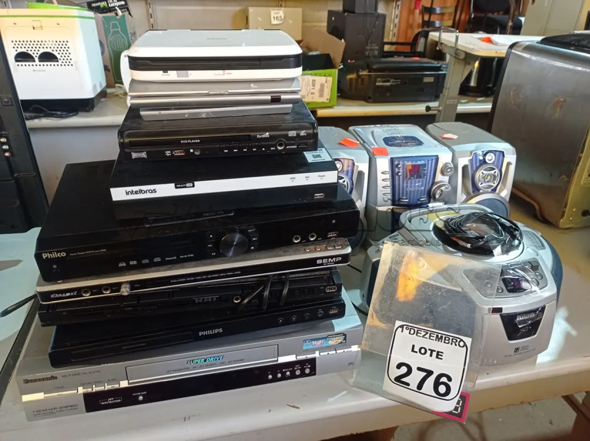 LOTE 276 - 01 LOTE C/ 02 MICROSYSTEMS E VÁRIOS APARELHOS DE DVD’S MARCAS E MODELOS DIVERSOS. (NO ESTADO) ATENÇÃO! FAZER A VISITAÇÃO ANTES DE ARREMATAR, NÃO SABEMOS SE FUNCIONA. LEILÃO NÃO TEM GARANTIA E NEM DEVOLUÇÃO, SUJEITO A POSSÍVEIS AVARIAS VISÍVEIS/OCULTAS E/OU AUSÊNCIA DE COMPONENTES.