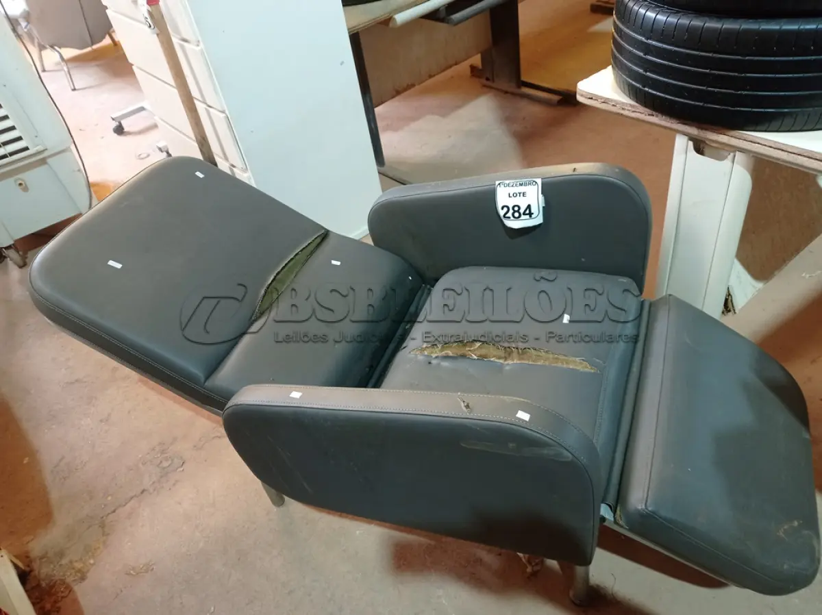 LOTE 284 - 01 CADEIRA DE DESCANSO. (NO ESTADO) ATENÇÃO! FAZER A VISITAÇÃO ANTES DE ARREMATAR, NÃO SABEMOS SE FUNCIONA. LEILÃO NÃO TEM GARANTIA E NEM DEVOLUÇÃO, SUJEITO A POSSÍVEIS AVARIAS VISÍVEIS/OCULTAS E/OU AUSÊNCIA DE COMPONENTES.