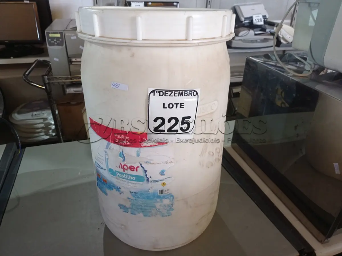 LOTE 225 - 01 TAMBOR COM PASTILHAS DE CLORO. (NO ESTADO) ATENÇÃO! FAZER A VISITAÇÃO ANTES DE ARREMATAR, NÃO SABEMOS SE FUNCIONA. LEILÃO NÃO TEM GARANTIA E NEM DEVOLUÇÃO, SUJEITO A POSSÍVEIS AVARIAS VISÍVEIS/OCULTAS E/OU AUSÊNCIA DE COMPONENTES.