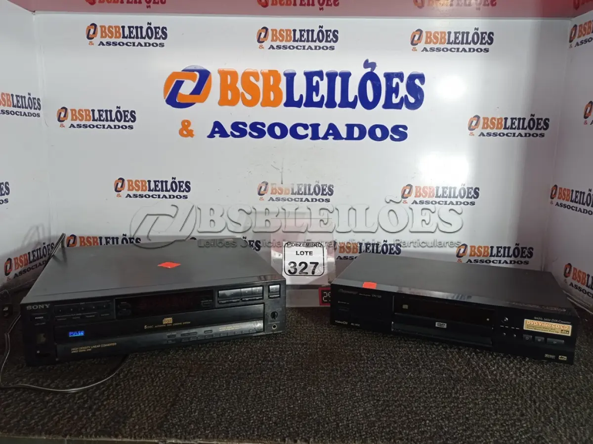 LOTE 327 - 02 APARELHOS TOCA CD’S MARCA SONY E PIONEER. (NO ESTADO) ATENÇÃO! FAZER A VISITAÇÃO ANTES DE ARREMATAR, NÃO SABEMOS SE FUNCIONA. LEILÃO NÃO TEM GARANTIA E NEM DEVOLUÇÃO, SUJEITO A POSSÍVEIS AVARIAS VISÍVEIS/OCULTAS E/OU AUSÊNCIA DE COMPONENTES.
