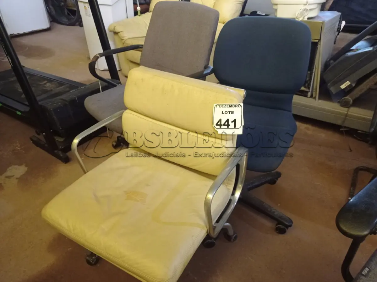 LOTE 441 - 03 CADEIRAS GIRATÓRIAS NA COR CINZA, AZUL ESCURO E CREME. (NO ESTADO) ATENÇÃO! FAZER A VISITAÇÃO ANTES DE ARREMATAR, NÃO SABEMOS SE FUNCIONA. LEILÃO NÃO TEM GARANTIA E NEM DEVOLUÇÃO, SUJEITO A POSSÍVEIS AVARIAS VISÍVEIS/OCULTAS E/OU AUSÊNCIA DE COMPONENTES.