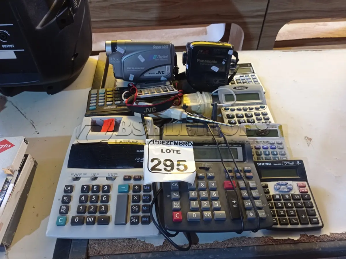 LOTE 295 - 02 CÂMERAS FOTOGRÁFICAS ANTIGAS MARCAS PANASONIC E JVC, VÁRIAS CALCULADORAS MARCAS E MODELOS DIVERSOS E 01 TERMÔMETRO ANTIGO. (NO ESTADO) ATENÇÃO! FAZER A VISITAÇÃO ANTES DE ARREMATAR, NÃO SABEMOS SE FUNCIONA. LEILÃO NÃO TEM GARANTIA E NEM DEVOLUÇÃO, SUJEITO A POSSÍVEIS AVARIAS VISÍVEIS/OCULTAS E/OU AUSÊNCIA DE COMPONENTES.