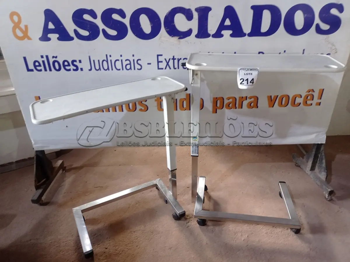 LOTE 214 - 02 MESAS P/REFEIÇÃO C/REGULADOR DE ALTURA. (NO ESTADO) ATENÇÃO! FAZER A VISITAÇÃO ANTES DE ARREMATAR, NÃO SABEMOS SE FUNCIONA. LEILÃO NÃO TEM GARANTIA E NEM DEVOLUÇÃO, SUJEITO A POSSÍVEIS AVARIAS VISÍVEIS/OCULTAS E/OU AUSÊNCIA DE COMPONENTES.