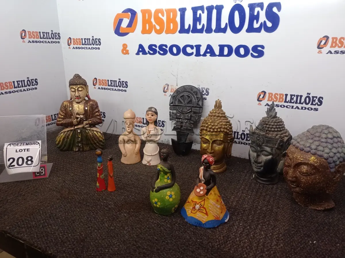 LOTE 208 - 01 LOTE C/VÁRIOS ENFEITES, IMAGENS E PEQUENAS ESTÁTUAS DIVERSAS. (NO ESTADO) ATENÇÃO! FAZER A VISITAÇÃO ANTES DE ARREMATAR, NÃO SABEMOS SE FUNCIONA. LEILÃO NÃO TEM GARANTIA E NEM DEVOLUÇÃO, SUJEITO A POSSÍVEIS AVARIAS VISÍVEIS/OCULTAS E/OU AUSÊNCIA DE COMPONENTES.