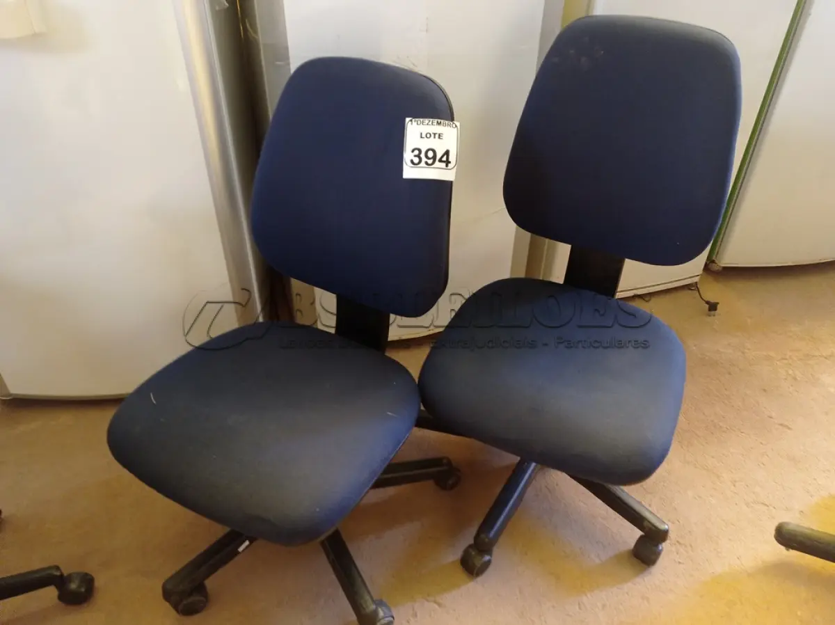 LOTE 394 - 02 CADEIRAS P/ESCRITÓRIO GIRATÓRIAS. (NO ESTADO) ATENÇÃO! FAZER A VISITAÇÃO ANTES DE ARREMATAR, NÃO SABEMOS SE FUNCIONA. LEILÃO NÃO TEM GARANTIA E NEM DEVOLUÇÃO, SUJEITO A POSSÍVEIS AVARIAS VISÍVEIS/OCULTAS E/OU AUSÊNCIA DE COMPONENTES.