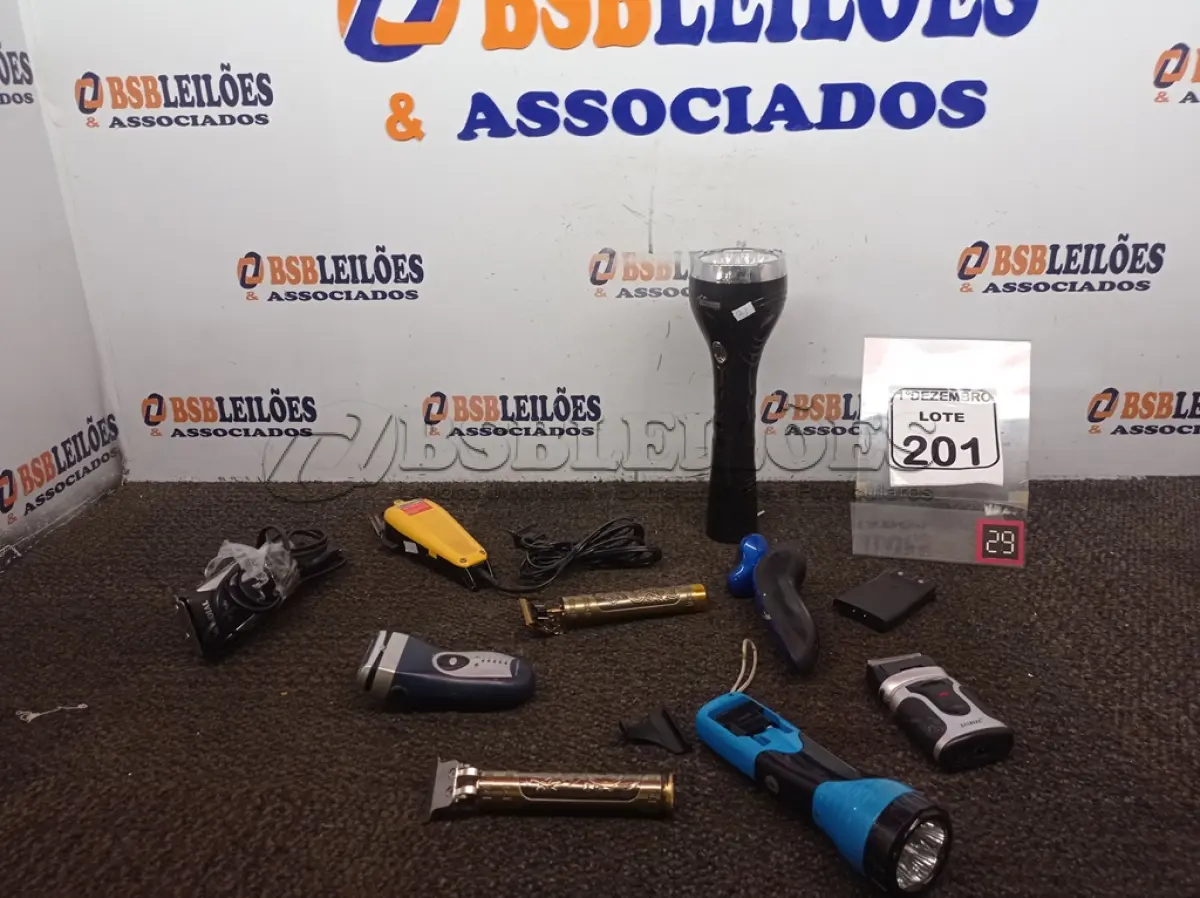 LOTE 201 - 01 LOTE C/VÁRIAS MÁQUINAS DE CORTAR CABELO E BARBEADORES ELÉTRICOS. (NO ESTADO) ATENÇÃO! FAZER A VISITAÇÃO ANTES DE ARREMATAR, NÃO SABEMOS SE FUNCIONA. LEILÃO NÃO TEM GARANTIA E NEM DEVOLUÇÃO, SUJEITO A POSSÍVEIS AVARIAS VISÍVEIS/OCULTAS E/OU AUSÊNCIA DE COMPONENTES.