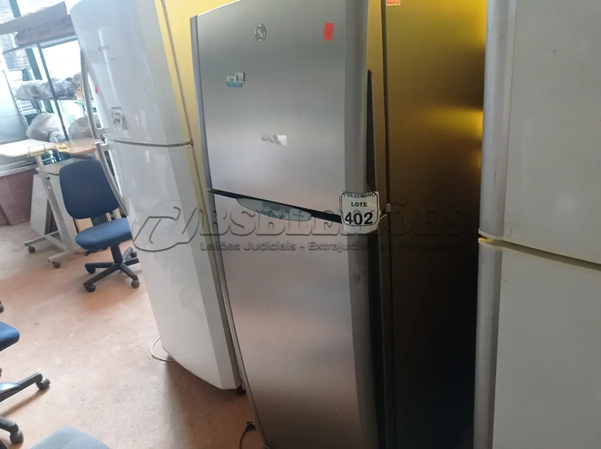 LOTE 402 - 01 GELADEIRA MARCA GE FROST FREE 420 220V. (NO ESTADO) ATENÇÃO! FAZER A VISITAÇÃO ANTES DE ARREMATAR, NÃO SABEMOS SE FUNCIONA. LEILÃO NÃO TEM GARANTIA E NEM DEVOLUÇÃO, SUJEITO A POSSÍVEIS AVARIAS VISÍVEIS/OCULTAS E/OU AUSÊNCIA DE COMPONENTES.