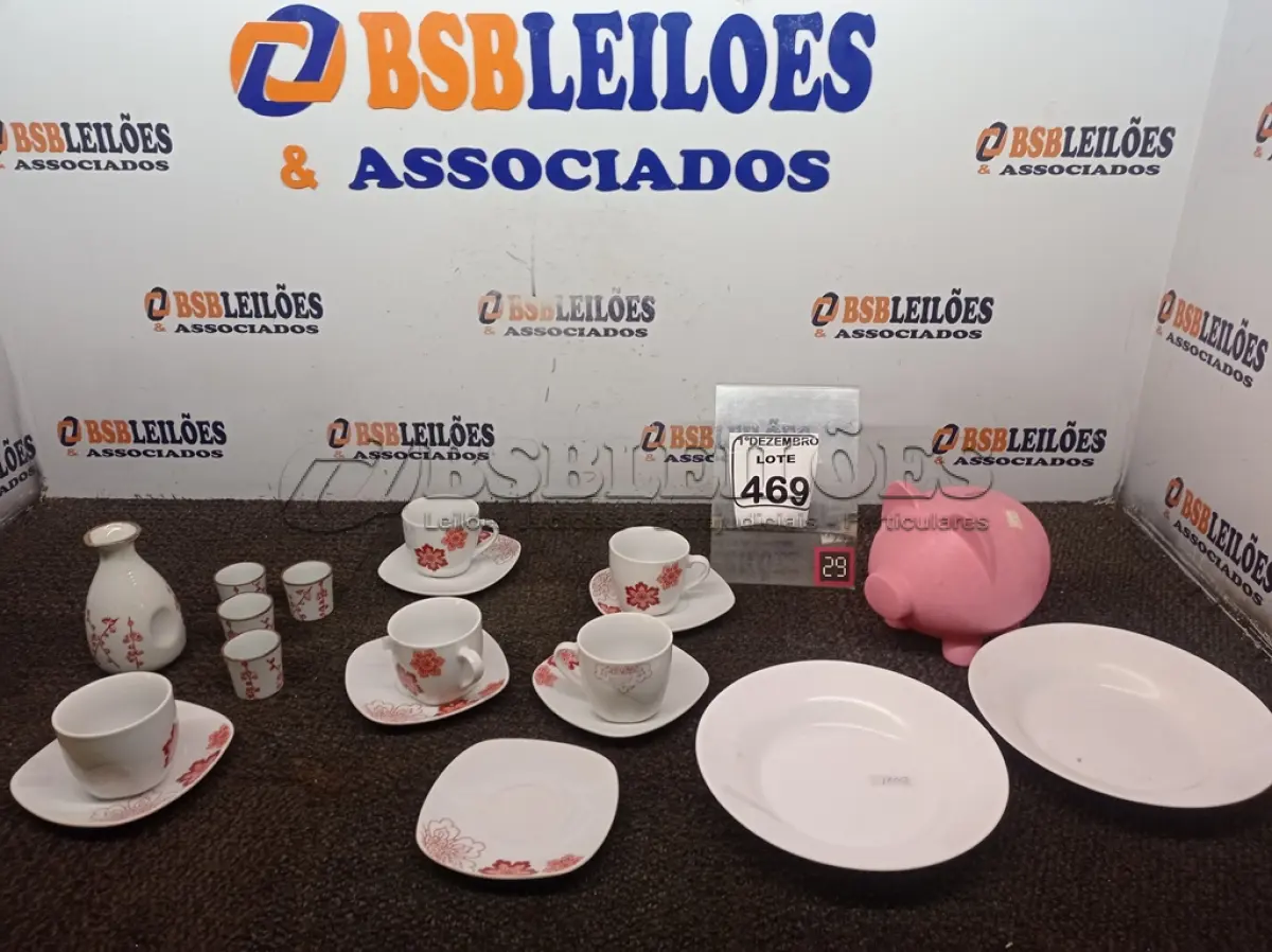 LOTE 469 - 01 JOGO DE 05 XICARAS COM PIRES, 01 KIT DE SAQUÊ, 01 PRATO E UM COFRE NA COR ROSA.  (NO ESTADO) ATENÇÃO! FAZER A VISITAÇÃO ANTES DE ARREMATAR, NÃO SABEMOS SE FUNCIONA. LEILÃO NÃO TEM GARANTIA E NEM DEVOLUÇÃO, SUJEITO A POSSÍVEIS AVARIAS VISÍVEIS/OCULTAS E/OU AUSÊNCIA DE COMPONENTES.