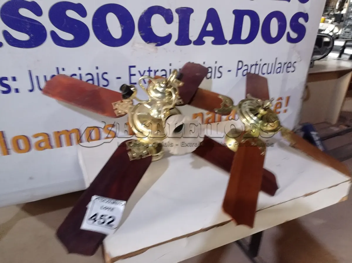 LOTE 452 - 02 VENTILADORES DE TETO. (NO ESTADO) ATENÇÃO! FAZER A VISITAÇÃO ANTES DE ARREMATAR, NÃO SABEMOS SE FUNCIONA. LEILÃO NÃO TEM GARANTIA E NEM DEVOLUÇÃO, SUJEITO A POSSÍVEIS AVARIAS VISÍVEIS/OCULTAS E/OU AUSÊNCIA DE COMPONENTES.
