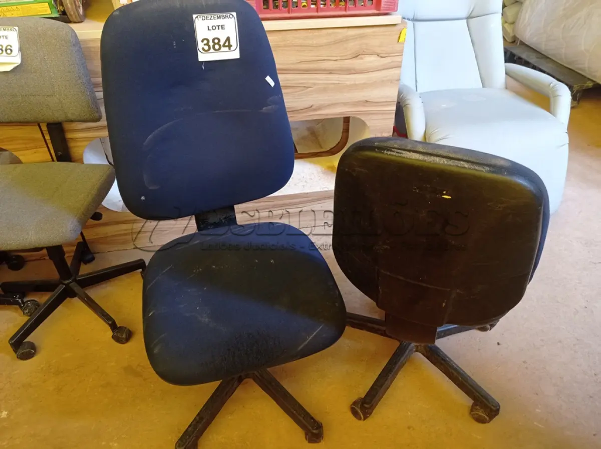 LOTE 384 - 02 CADEIRAS P/ESCRITÓRIO GIRATÓRIAS. (NO ESTADO) ATENÇÃO! FAZER A VISITAÇÃO ANTES DE ARREMATAR, NÃO SABEMOS SE FUNCIONA. LEILÃO NÃO TEM GARANTIA E NEM DEVOLUÇÃO, SUJEITO A POSSÍVEIS AVARIAS VISÍVEIS/OCULTAS E/OU AUSÊNCIA DE COMPONENTES.