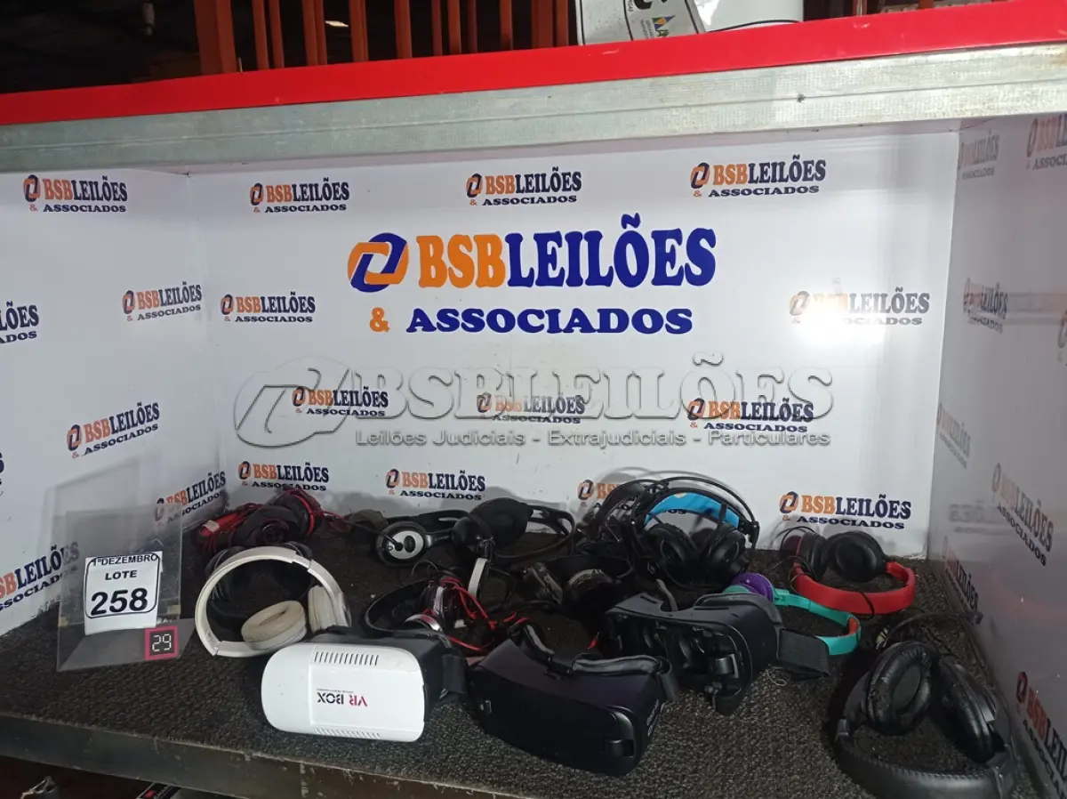 LOTE 258 - 01 LOTE C/VÁRIOS HEADSETS E ÓCULOS P/REALIDADE VIRTUAL MARCAS E MODELOS DIVERSOS. (NO ESTADO) ATENÇÃO! FAZER A VISITAÇÃO ANTES DE ARREMATAR, NÃO SABEMOS SE FUNCIONA. LEILÃO NÃO TEM GARANTIA E NEM DEVOLUÇÃO, SUJEITO A POSSÍVEIS AVARIAS VISÍVEIS/OCULTAS E/OU AUSÊNCIA DE COMPONENTES.