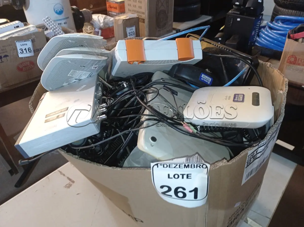 LOTE 261 - 01 LOTE C/ROTEADORES, CABOS, MODEMS, CALCULADORAS E MATERIAIS DIVERSOS. (NO ESTADO) ATENÇÃO! FAZER A VISITAÇÃO ANTES DE ARREMATAR, NÃO SABEMOS SE FUNCIONA. LEILÃO NÃO TEM GARANTIA E NEM DEVOLUÇÃO, SUJEITO A POSSÍVEIS AVARIAS VISÍVEIS/OCULTAS E/OU AUSÊNCIA DE COMPONENTES.