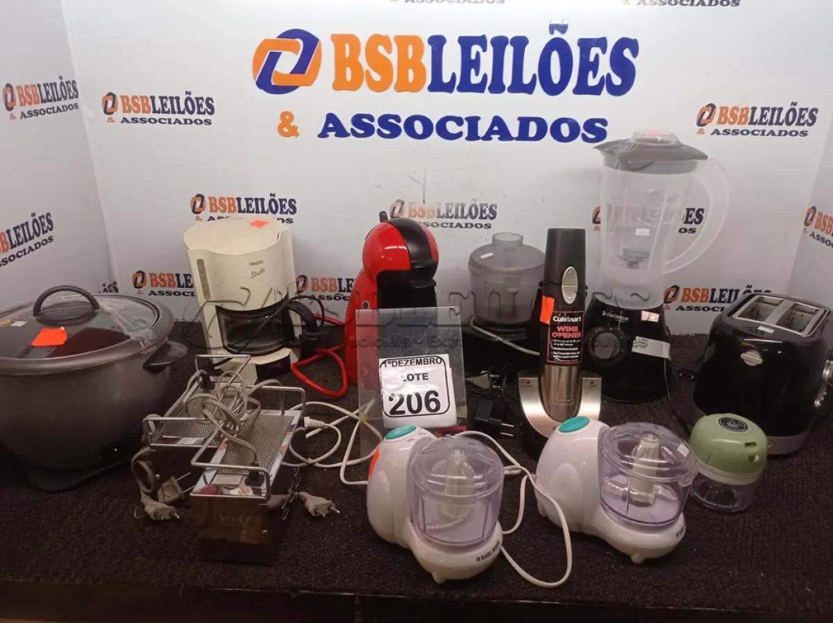 LOTE 206 - 01 LOTE C/VÁRIOS UTENSÍLIOS E ELETRÔNICOS P/COZINHA. (NO ESTADO) ATENÇÃO! FAZER A VISITAÇÃO ANTES DE ARREMATAR, NÃO SABEMOS SE FUNCIONA. LEILÃO NÃO TEM GARANTIA E NEM DEVOLUÇÃO, SUJEITO A POSSÍVEIS AVARIAS VISÍVEIS/OCULTAS E/OU AUSÊNCIA DE COMPONENTES.