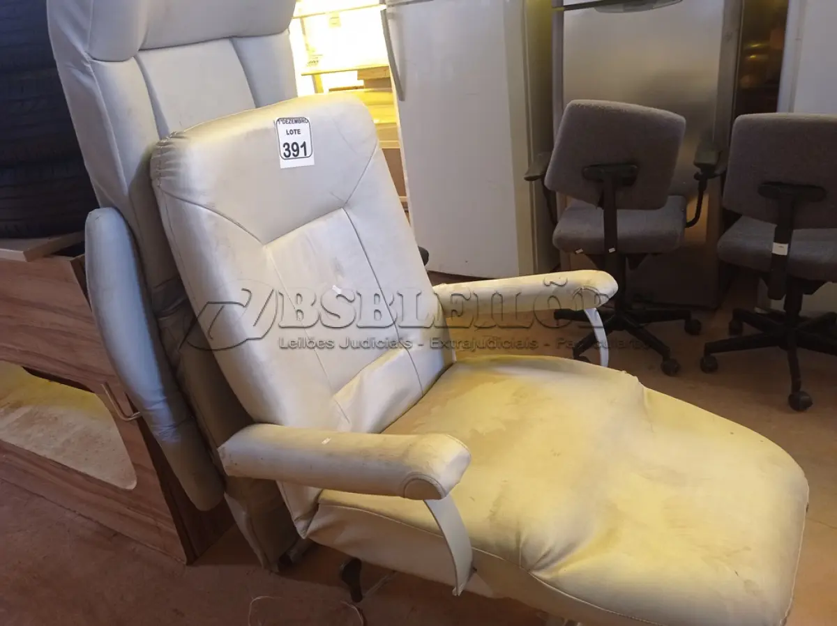 LOTE 391 - 02 POLTRONAS SENDO UMA INCOMPLETA. (NO ESTADO) ATENÇÃO! FAZER A VISITAÇÃO ANTES DE ARREMATAR, NÃO SABEMOS SE FUNCIONA. LEILÃO NÃO TEM GARANTIA E NEM DEVOLUÇÃO, SUJEITO A POSSÍVEIS AVARIAS VISÍVEIS/OCULTAS E/OU AUSÊNCIA DE COMPONENTES.