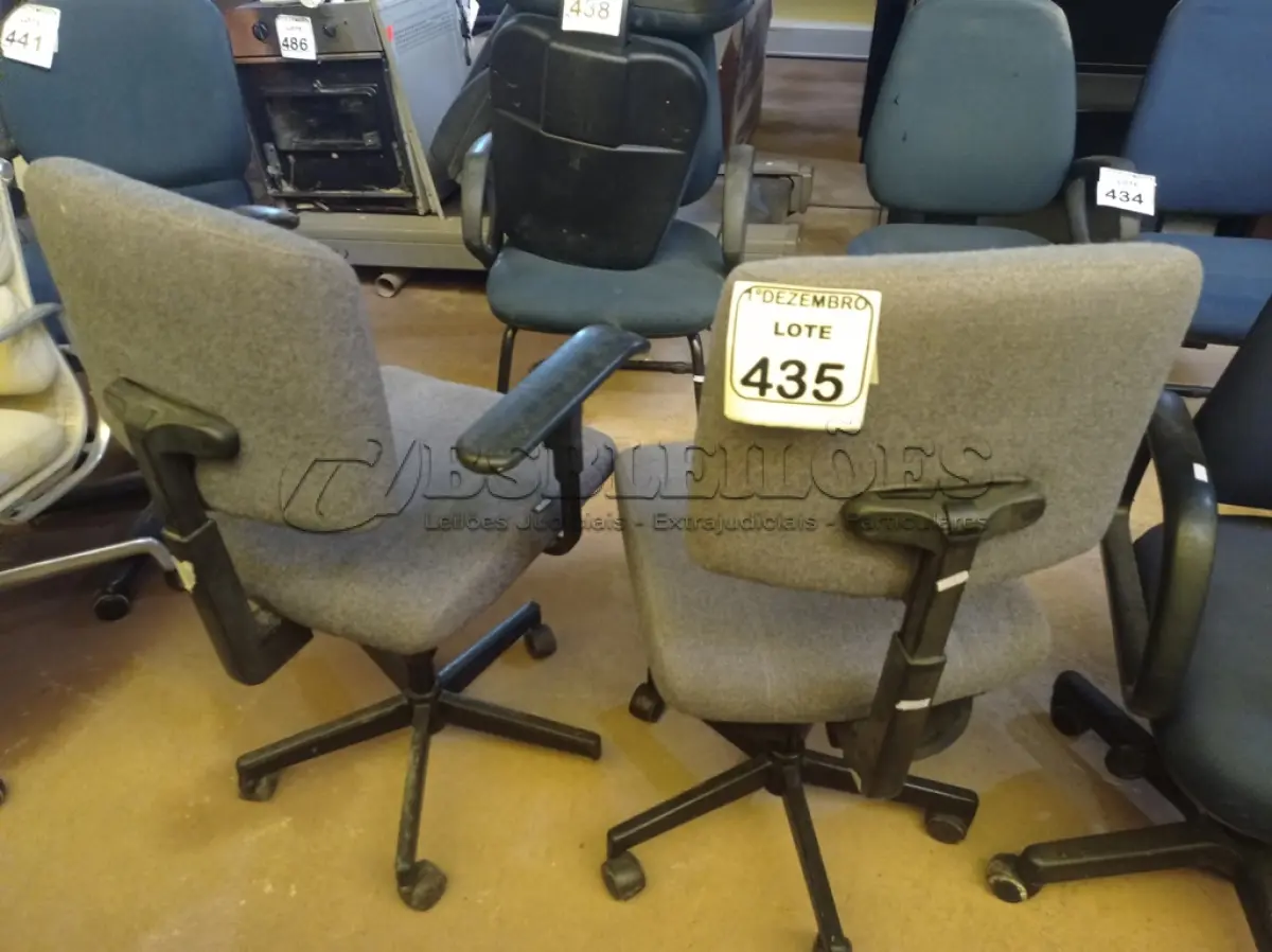 LOTE 435 - 02 CADEIRAS GIRATÓRIAS EM TECIDO NA COR CINZA. (NO ESTADO) ATENÇÃO! FAZER A VISITAÇÃO ANTES DE ARREMATAR, NÃO SABEMOS SE FUNCIONA. LEILÃO NÃO TEM GARANTIA E NEM DEVOLUÇÃO, SUJEITO A POSSÍVEIS AVARIAS VISÍVEIS/OCULTAS E/OU AUSÊNCIA DE COMPONENTES.