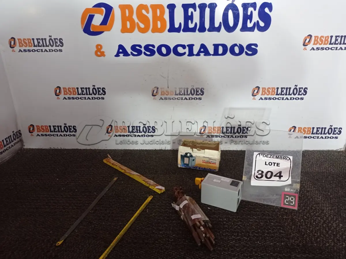 LOTE 304 - 01 LOTE C/VÁRIAS BROCAS, CERRAS E 01 CHAVE TRIFÁSICA P/MOTORES (NO ESTADO) ATENÇÃO! FAZER A VISITAÇÃO ANTES DE ARREMATAR, NÃO SABEMOS SE FUNCIONA. LEILÃO NÃO TEM GARANTIA E NEM DEVOLUÇÃO, SUJEITO A POSSÍVEIS AVARIAS VISÍVEIS/OCULTAS E/OU AUSÊNCIA DE COMPONENTES.