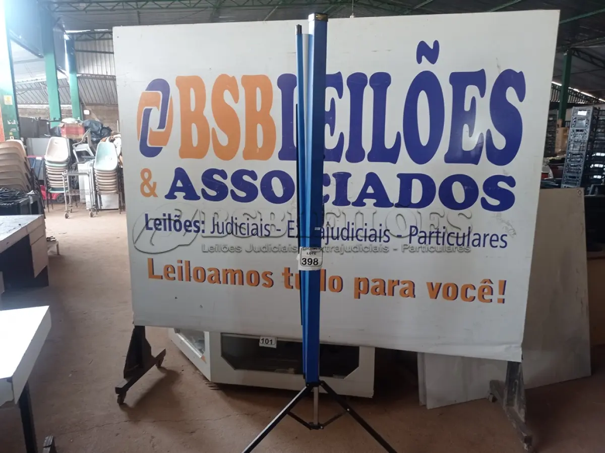 LOTE 398 - 01 TELA DE PROJEÇÃO. (NO ESTADO) ATENÇÃO! FAZER A VISITAÇÃO ANTES DE ARREMATAR, NÃO SABEMOS SE FUNCIONA. LEILÃO NÃO TEM GARANTIA E NEM DEVOLUÇÃO, SUJEITO A POSSÍVEIS AVARIAS VISÍVEIS/OCULTAS E/OU AUSÊNCIA DE COMPONENTES.
