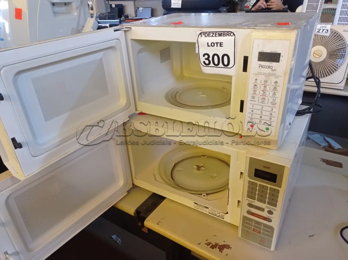 LOTE 300 - 02 MICRO-ONDAS MARCA BRASTEMP E PANASONIC C/PRATO. (NO ESTADO) ATENÇÃO! FAZER A VISITAÇÃO ANTES DE ARREMATAR, NÃO SABEMOS SE FUNCIONA. LEILÃO NÃO TEM GARANTIA E NEM DEVOLUÇÃO, SUJEITO A POSSÍVEIS AVARIAS VISÍVEIS/OCULTAS E/OU AUSÊNCIA DE COMPONENTES.