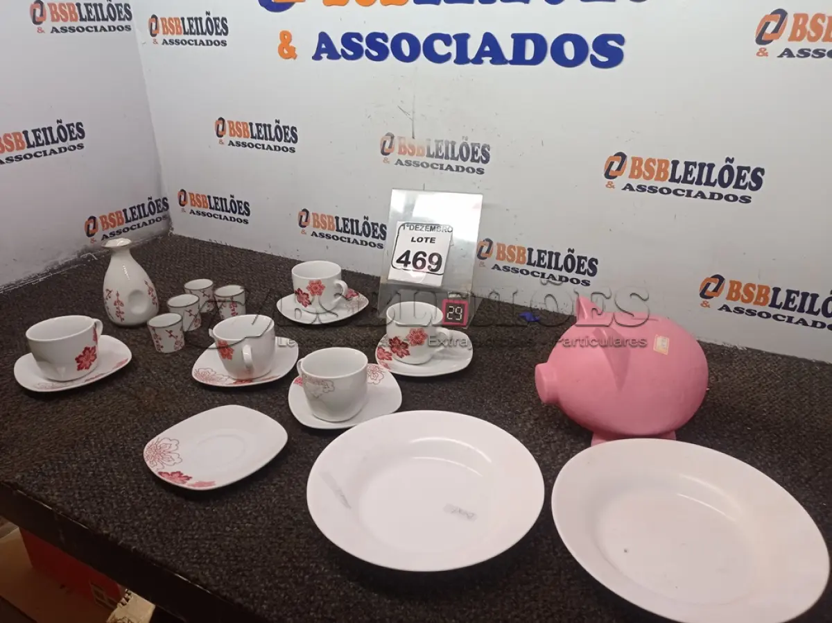 LOTE 469 - 01 JOGO DE 05 XICARAS COM PIRES, 01 KIT DE SAQUÊ, 01 PRATO E UM COFRE NA COR ROSA.  (NO ESTADO) ATENÇÃO! FAZER A VISITAÇÃO ANTES DE ARREMATAR, NÃO SABEMOS SE FUNCIONA. LEILÃO NÃO TEM GARANTIA E NEM DEVOLUÇÃO, SUJEITO A POSSÍVEIS AVARIAS VISÍVEIS/OCULTAS E/OU AUSÊNCIA DE COMPONENTES.