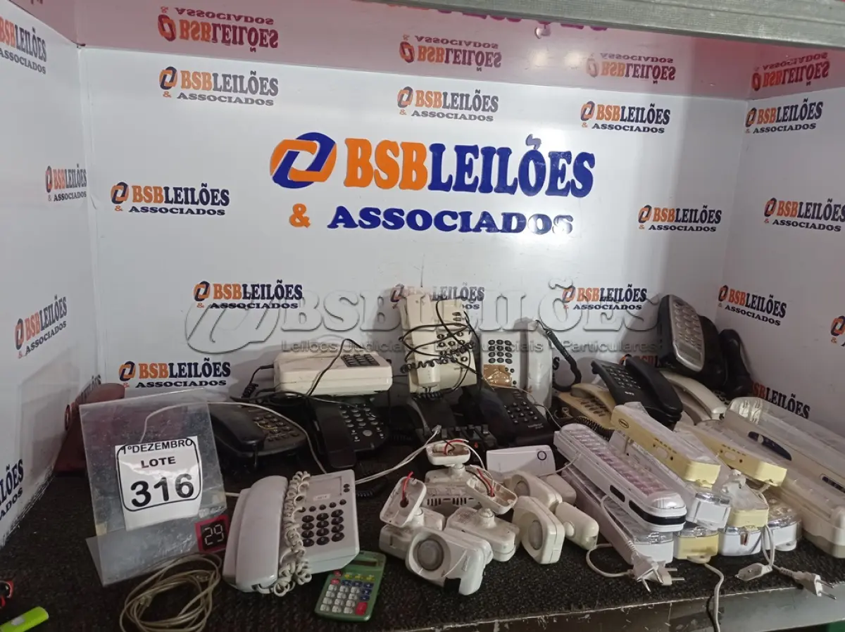 LOTE 316 - 01 LOTE C/VÁRIOS APARELHOS TELEFÔNICOS, LUMINÁRIAS DE EMERGÊNCIA E MATERIAIS DIVERSOS. (NO ESTADO) ATENÇÃO! FAZER A VISITAÇÃO ANTES DE ARREMATAR, NÃO SABEMOS SE FUNCIONA. LEILÃO NÃO TEM GARANTIA E NEM DEVOLUÇÃO, SUJEITO A POSSÍVEIS AVARIAS VISÍVEIS/OCULTAS E/OU AUSÊNCIA DE COMPONENTES.