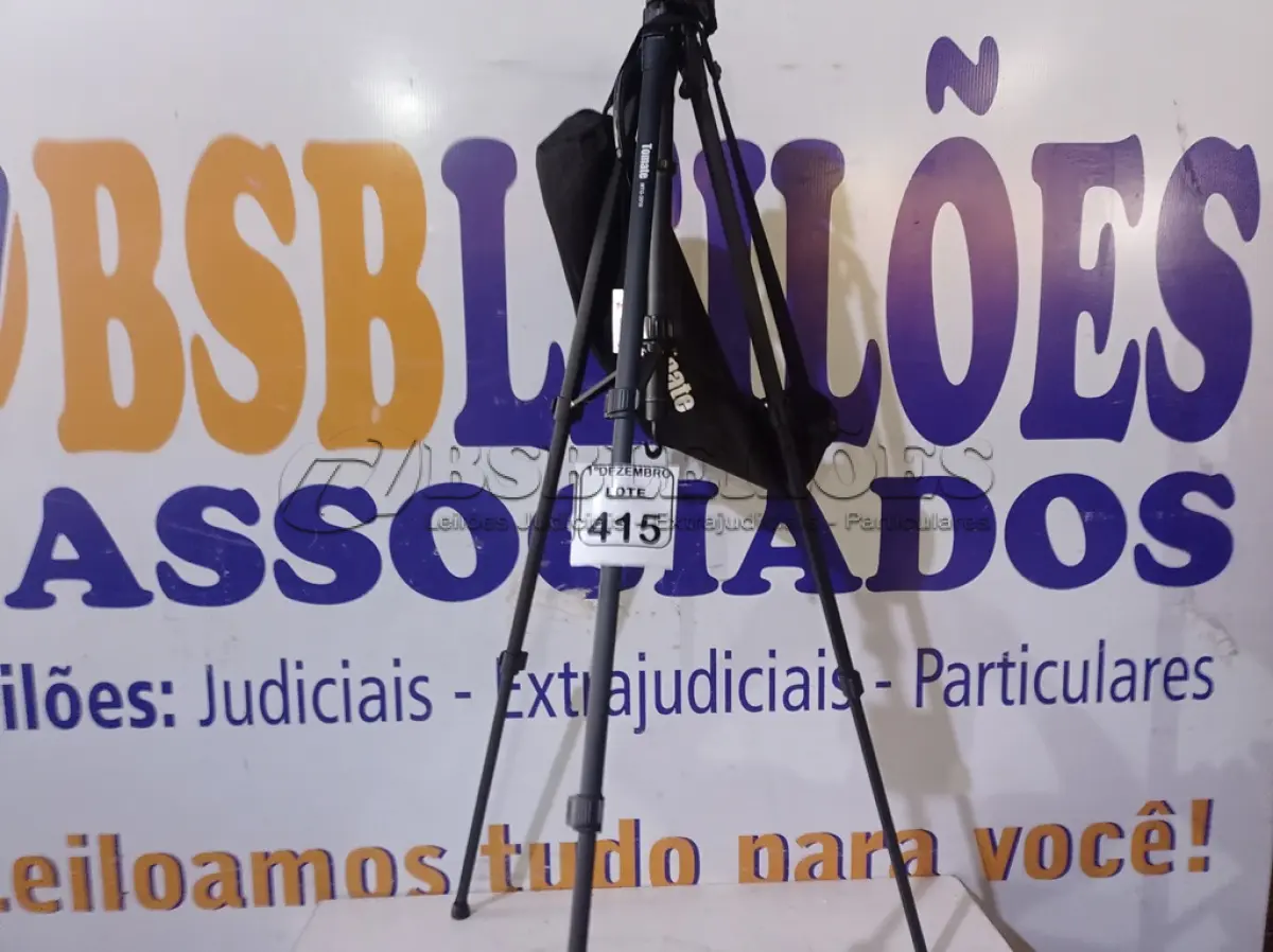 LOTE 415 - 01 TRIPÉ P/CÂMERA MARCA TOMATE(NOVO). (NO ESTADO) ATENÇÃO! FAZER A VISITAÇÃO ANTES DE ARREMATAR, NÃO SABEMOS SE FUNCIONA. LEILÃO NÃO TEM GARANTIA E NEM DEVOLUÇÃO, SUJEITO A POSSÍVEIS AVARIAS VISÍVEIS/OCULTAS E/OU AUSÊNCIA DE COMPONENTES.
