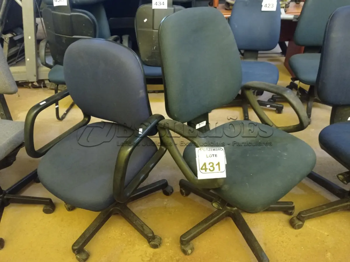 LOTE 431 - 02 CADEIRAS GIRATÓRIAS EM TECIDO NA COR AZUL. (NO ESTADO) ATENÇÃO! FAZER A VISITAÇÃO ANTES DE ARREMATAR, NÃO SABEMOS SE FUNCIONA. LEILÃO NÃO TEM GARANTIA E NEM DEVOLUÇÃO, SUJEITO A POSSÍVEIS AVARIAS VISÍVEIS/OCULTAS E/OU AUSÊNCIA DE COMPONENTES.
