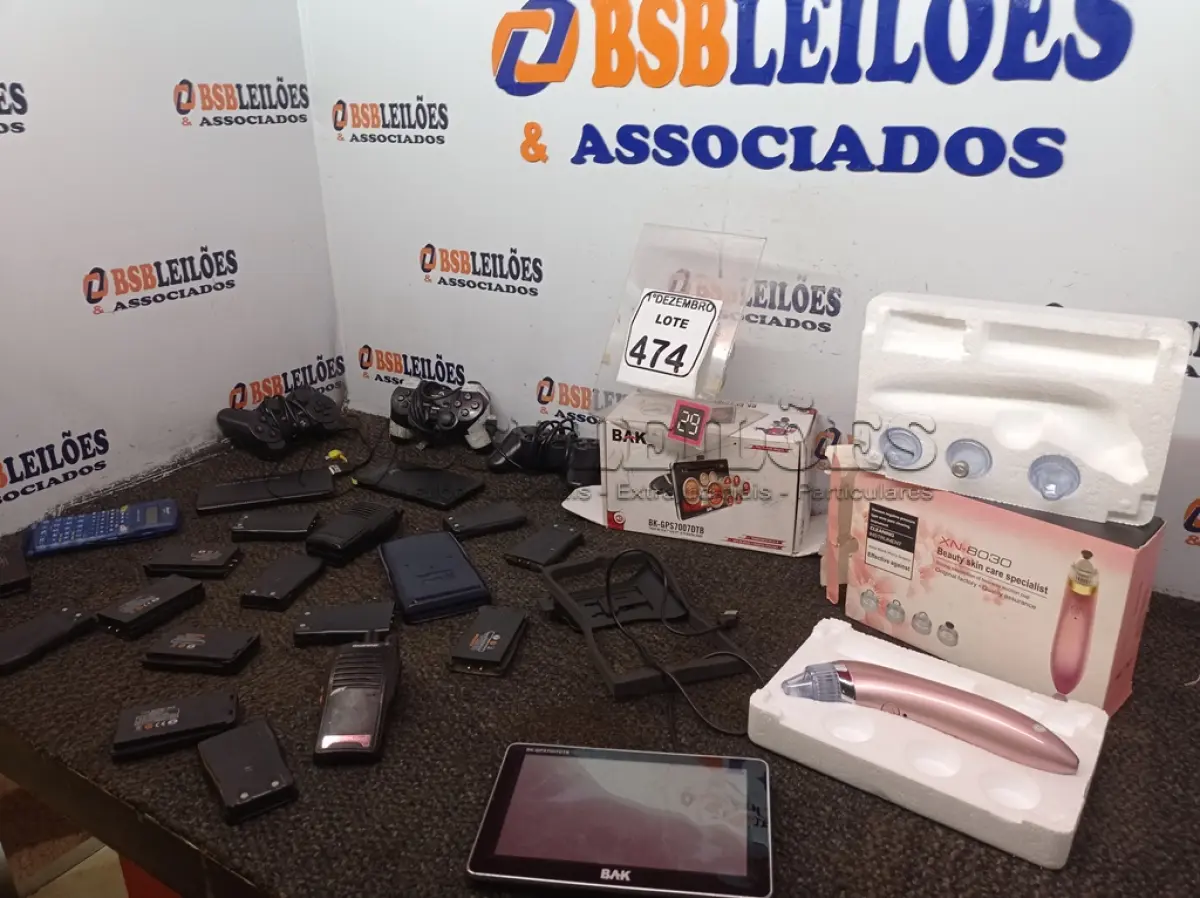 LOTE 474 - 01 GPS, 03 CONTROLES DE VIDEOGAME, 02 CALCULADORAS, VARIAS BATERIAS MARCAS E MODELOS DIVERSOS E 01 APARELHO DE SKIN CARE XN-8030. (NO ESTADO) ATENÇÃO! FAZER A VISITAÇÃO ANTES DE ARREMATAR, NÃO SABEMOS SE FUNCIONA. LEILÃO NÃO TEM GARANTIA E NEM DEVOLUÇÃO, SUJEITO A POSSÍVEIS AVARIAS VISÍVEIS/OCULTAS E/OU AUSÊNCIA DE COMPONENTES.