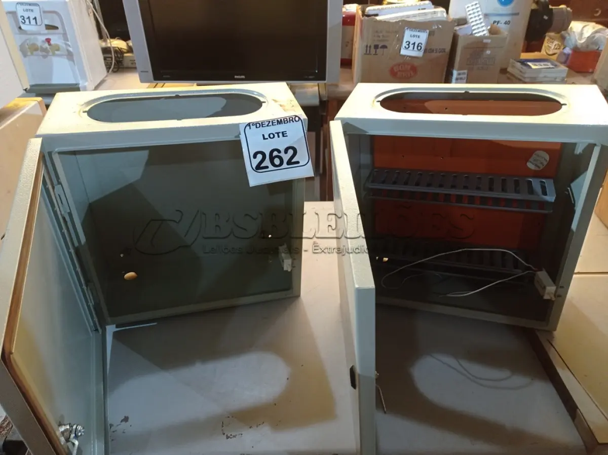 LOTE 262 - 02 CAIXAS DE FERRO P/QUADROS ELÉTRICOS. (NO ESTADO) ATENÇÃO! FAZER A VISITAÇÃO ANTES DE ARREMATAR, NÃO SABEMOS SE FUNCIONA. LEILÃO NÃO TEM GARANTIA E NEM DEVOLUÇÃO, SUJEITO A POSSÍVEIS AVARIAS VISÍVEIS/OCULTAS E/OU AUSÊNCIA DE COMPONENTES.
