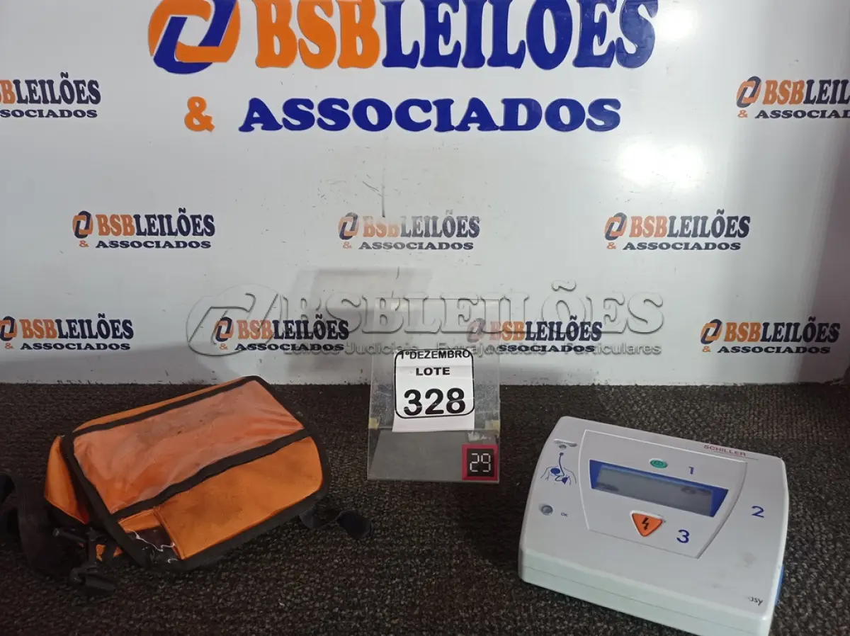 LOTE 328 - 01 DESFIBRILADOR MARCA SCHILLER. (NO ESTADO) ATENÇÃO! FAZER A VISITAÇÃO ANTES DE ARREMATAR, NÃO SABEMOS SE FUNCIONA. LEILÃO NÃO TEM GARANTIA E NEM DEVOLUÇÃO, SUJEITO A POSSÍVEIS AVARIAS VISÍVEIS/OCULTAS E/OU AUSÊNCIA DE COMPONENTES.